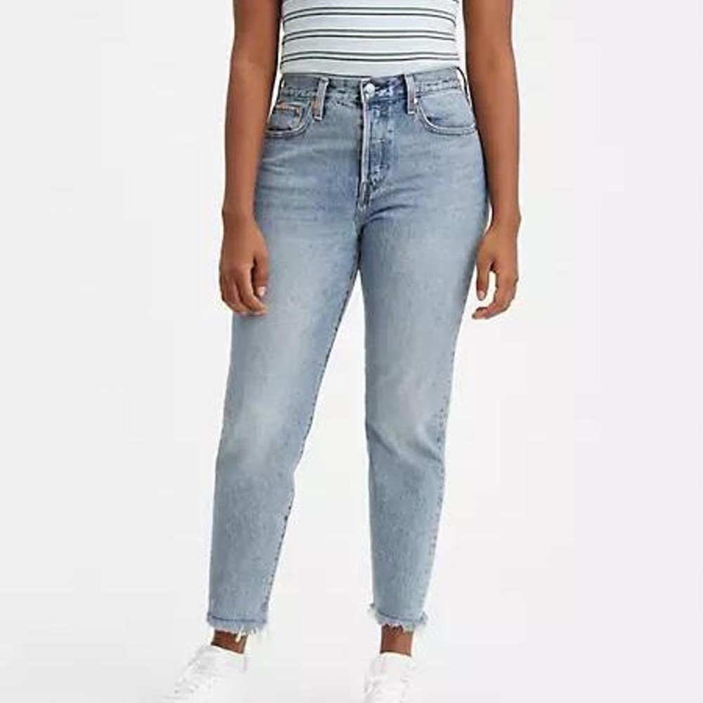 Levi’s high waisted medium wash wedgie jean in size 28
